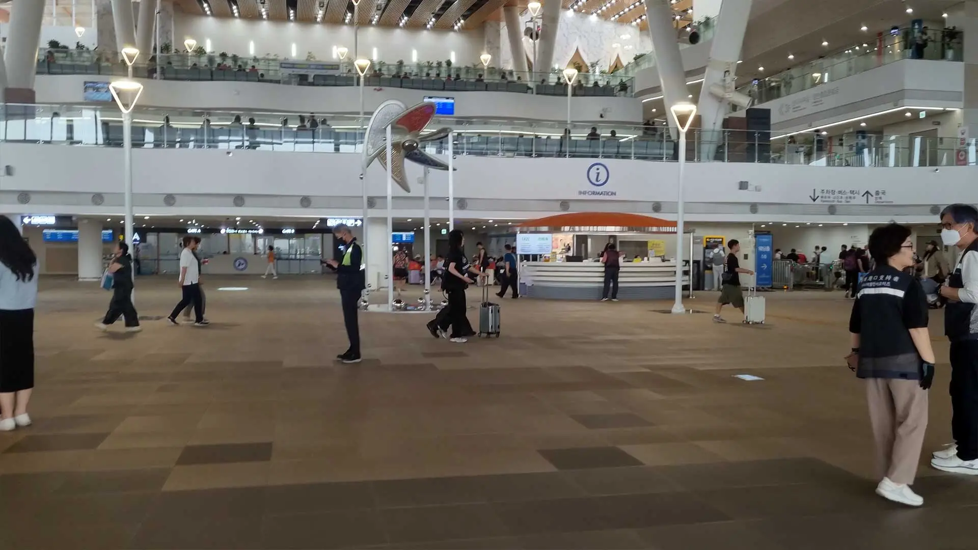 새롭게 이전하여 쾌적하고 깨끗한 인천 여객터미널 내부 전경