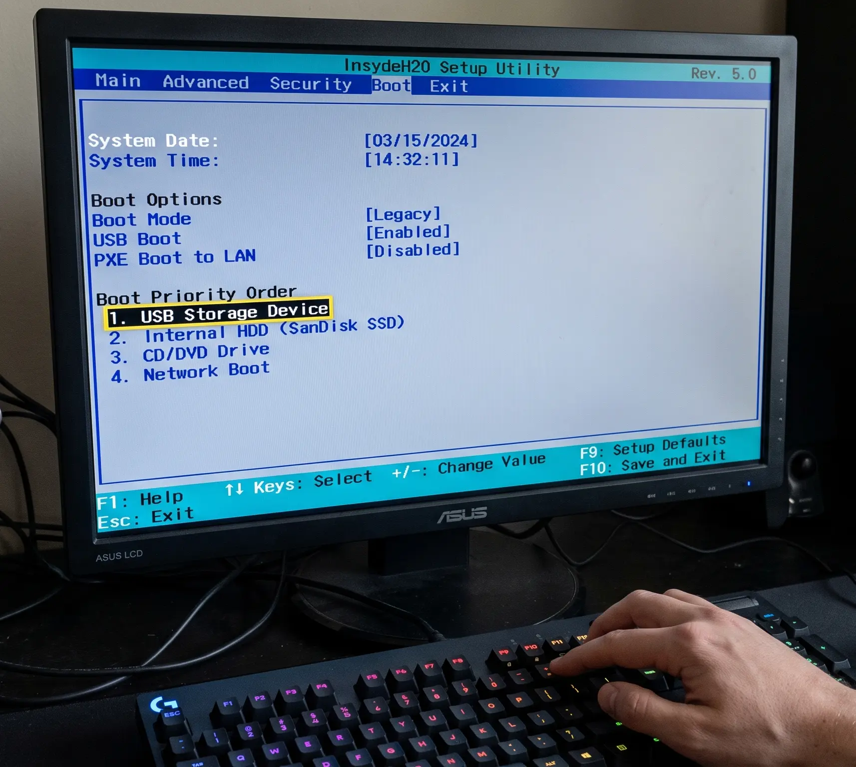 [컴퓨터 BIOS/UEFI 화면 캡처, 부팅 순서(Boot Priority)를 USB 드라이브로 변경하는 모습]