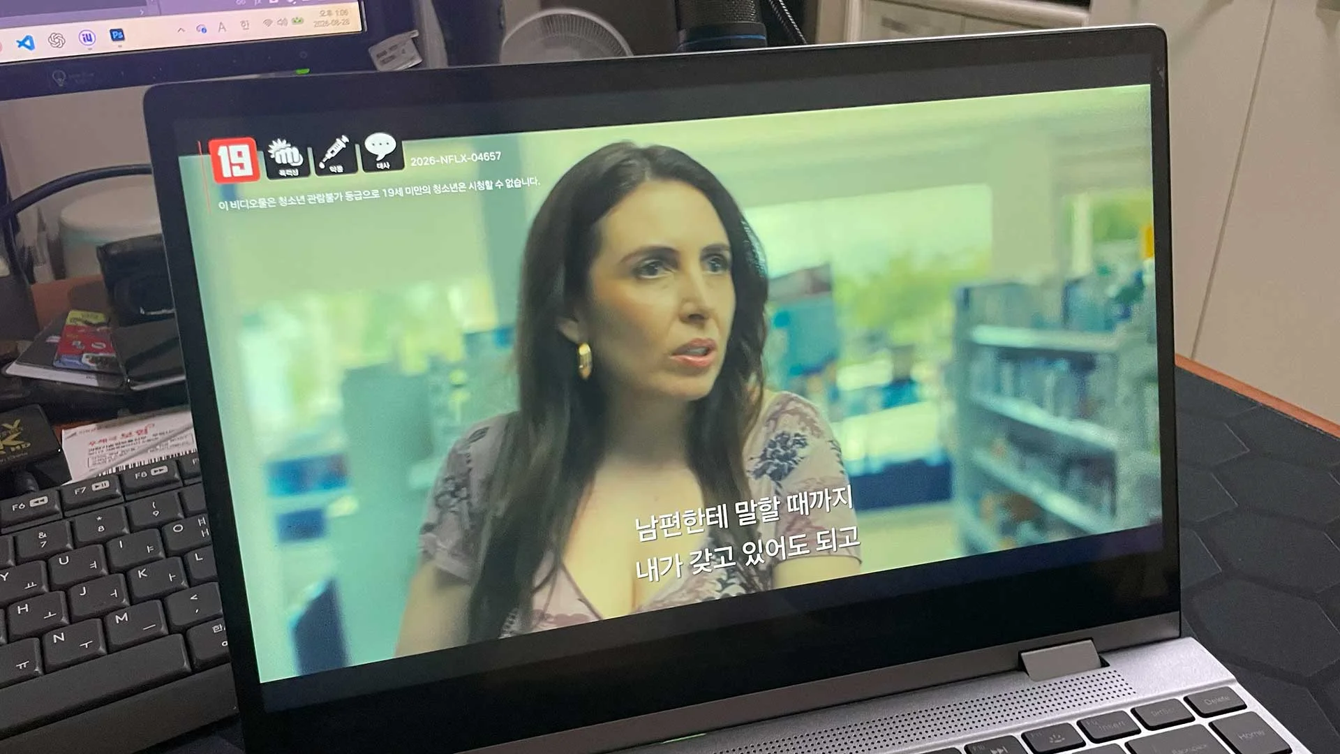 FDZ 플립북 13BK 카페 실사용 환경 사진[netflix]