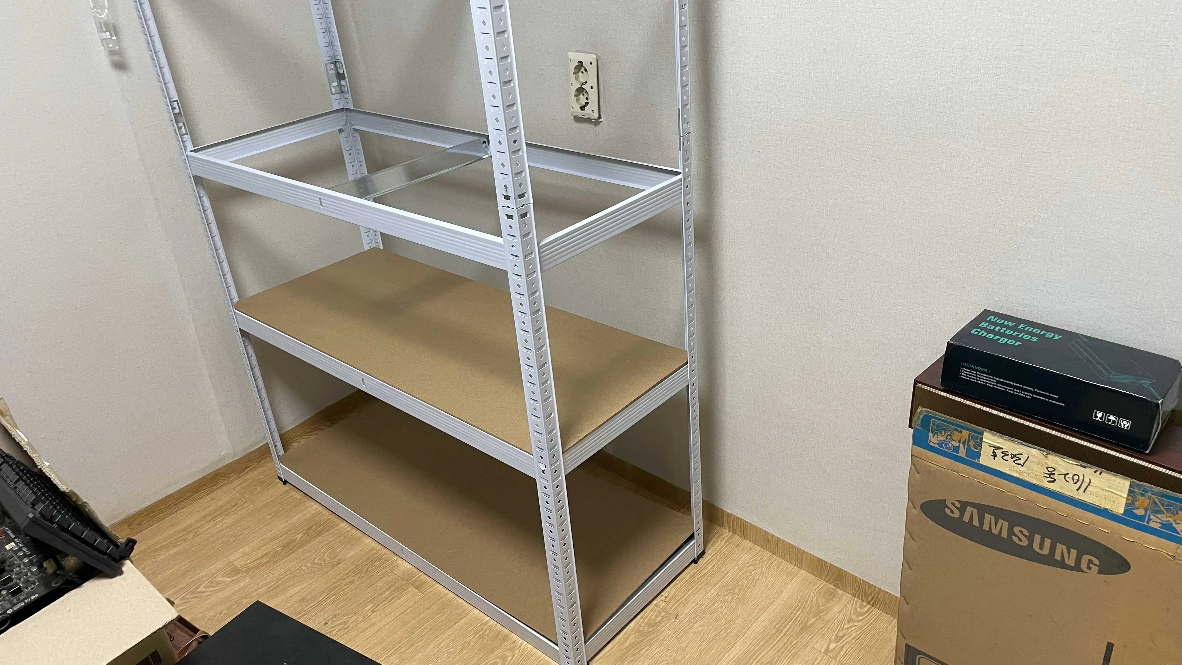 코멧 무볼트 조립식 철재 선반 조립 진행 중 모습. 얇은 자재로 허술해 보이지만 결합 후 튼튼해짐